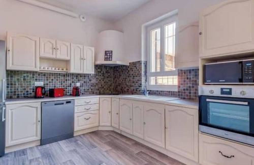 Pont-Saint-Esprit Villa | Ardeche in Provence with shady park