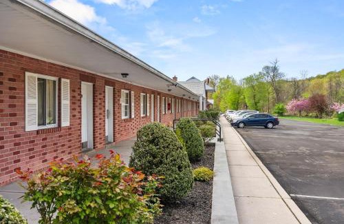 Ardsley Hotel | Ardsley Acres Hotel Court