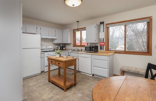 Rochester House | Are you traveling to Rochester? Be our guest!