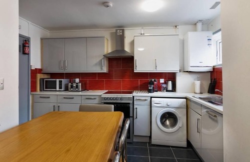 The Westside House | Arena Central - 6 beds 2 bathrooms parking great location for work or leisure.