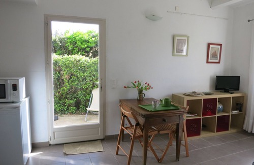 Arles Cottage | Arles gite, in the countryside and close to the old town (10mn) by car