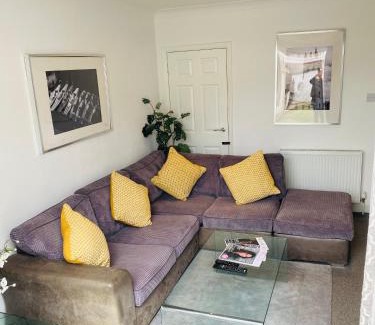 Oxford House | Arma Short Stays 122 - Spacious 3 Bed Oxford House Sleeps 5 - FREE PARKNG For 2 Vehicles - Large Garden