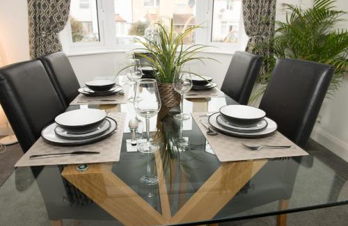 Oxford House | Arma Short Stays 122 - Spacious 3 Bed Oxford House Sleeps 5 - FREE PARKNG For 2 Vehicles - Large Garden