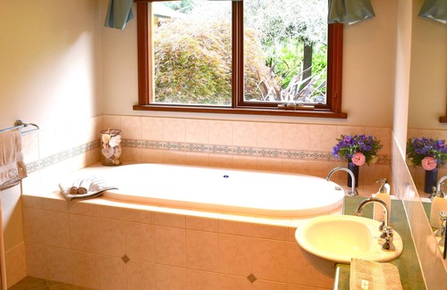 Buffalo Bed & Breakfast | Arnold House - Beautiful Country Retreat - The Clementine Suite.