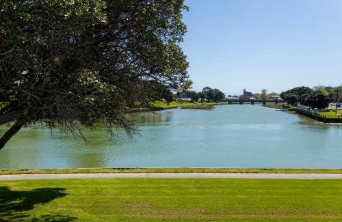 Gisborne House | Art Deco Charm - Amazing River Views Inner City