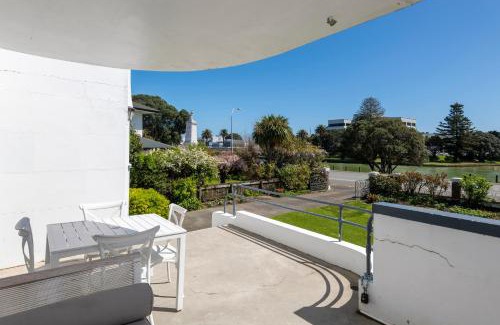 Gisborne House | Art Deco Charm - Amazing River Views Inner City
