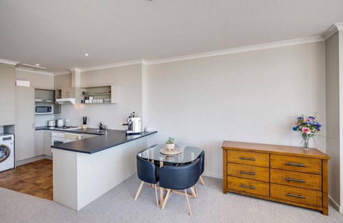 Bluff Hill House | Art Deco Escape - Napier Holiday Home