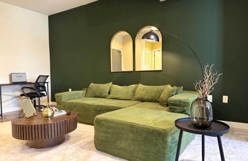 Miracle Mile Apartment | Art Deco Style Home in LA with Free Parking 10 min to Cedars