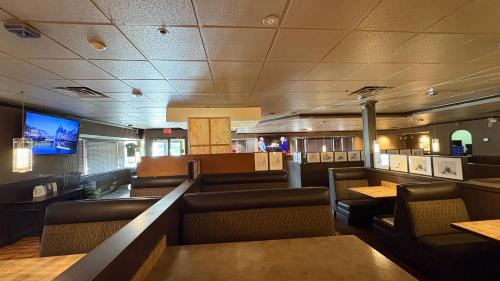 Maple Ridge Hotel | Art Infiniti Hotel
