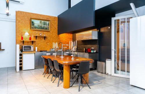Montreuil Villa | Artist Loft Experience Stylish 4-Bedroom Stay