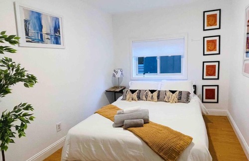North Oak Park House | Artist's retreat near the heart of the city