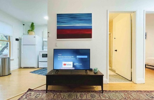 North Oak Park House | Artist's retreat near the heart of the city
