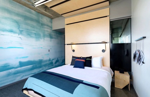 River North Art District Hotel | Artistic Boutique Hotel w/Japanese Tubs, Cozy Furnishings & Rooftop Views