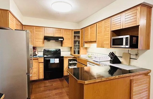 Killarney House | Artistic & Gallery inspired Room in central Vancouver