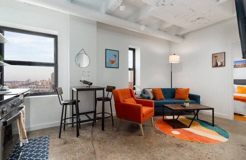 Uptown Apartment | Artistic Loft Rooftop | 13 mins DT | 4 mins Lake