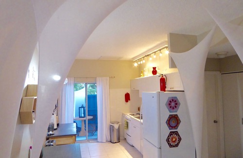 South Palm Park Neighborhood Association Apartment | artistic/uplifting, pool/spa, large garden, walking distance to beach/town