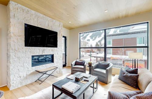 Jackson Apartment | Arts District West 202