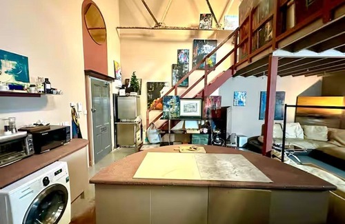 St. George's Apartment | Arty Infused Loft With ac Near Emirates Stadium
