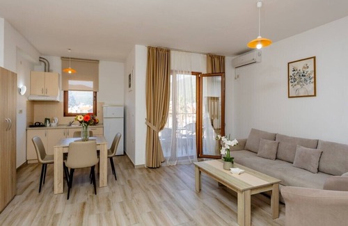 Velji Vinogradi House | Arvala Apartments - Apartment with Balcony