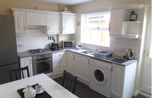 Hoole House | ASHTREE HOUSE,CHESTER.EXCELLENT LOCATION,PRIVATE PARKING & GARDEN IN QUIET AREA.