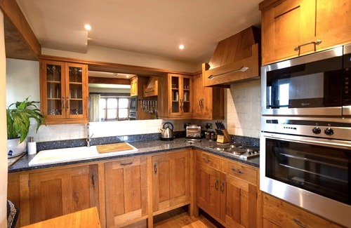 Sibford Gower Cottage | Aslan, C.S Lewis inspired accommodation in the Oxfordshire Cotswolds. Sleeps 6