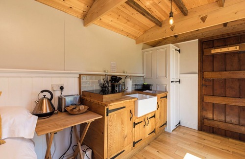 Graffham Cabin | Aspen Leaves - Tranquil Shepherds Hut- Views of The South Downs National Park