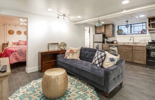 Franklin Apartment | Aspenwood Manor- Elegant Turkish Retreat -New BASEMENT apt!