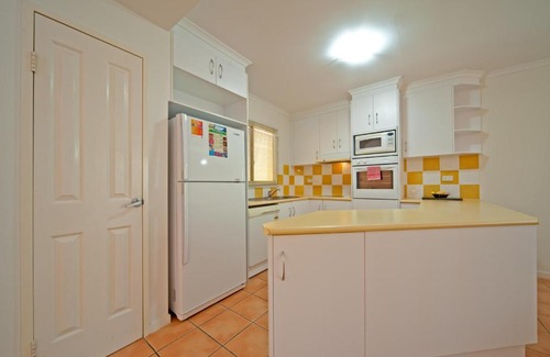 Cannonvale Apartment | at Beach Court Holiday Villas
