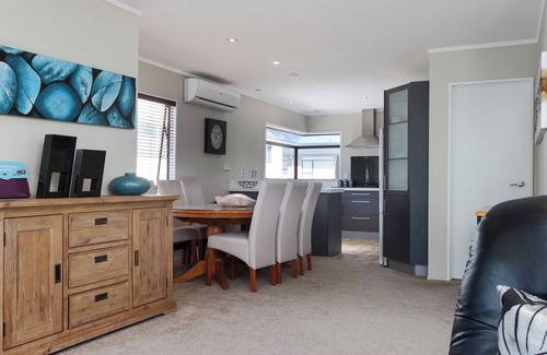 Mount Maunganui Cottage | At The Bay - Mt Maunganui Holiday Home
