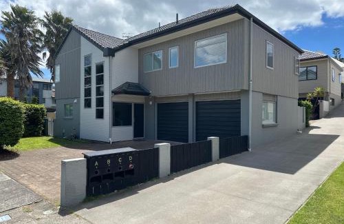 Mount Maunganui House | At The Bay - Mt Maunganui Holiday Home