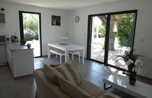 Monteux Cottage | At the foot of Ventoux, between Avignon and Carpentras, air-conditioned gite with swimming pool