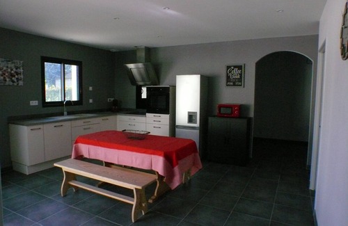 Monteux Cottage | At the foot of Ventoux, new air-conditioned gîte with private pool