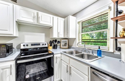 Dallas House | ATH - Dallas-2BR - Pet Friendly-Tranquil (Cole)