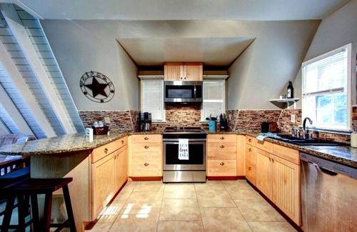Woodstock House | ATH - Lake House -2 miles to public access. "A" frame