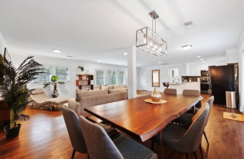 East Point Villa | Atlanta Dream Villa- Amazing Pool Secluded 2 acres