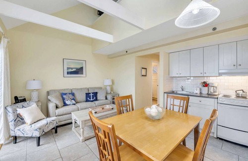 Napeague Apartment | Atlas' Cozy 1BR Beachside Home | TennisLoftWiFiPKG