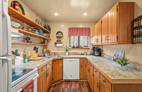 Locust Lake Village House | Atlas Point Lodge | Sauna, Fireplaces, Kayaks, Lakes + Pet-Friendly Yard