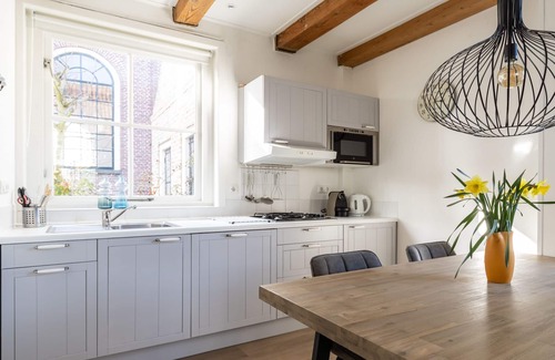 Hollum Apartment | Atmospheric overnight stay in a historic commander's house!