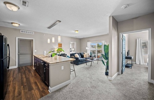 West Des Moines Apartment | Attached Garage | Private Balcony | Gym & Tanning