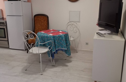 Melun Apartment | Attractive F2 souplex apartment with free PARKING, small garden and terrace