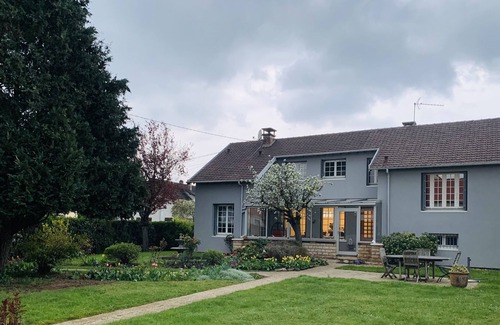 Marolles-en-Hurepoix House | Atypical house with a beautiful flower garden 25 minutes from Paris
