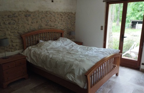 Challes Bed & Breakfast | Au Bord du Bief du Moulin, une Chambre Calme, Accès et Salle de Bain Privative