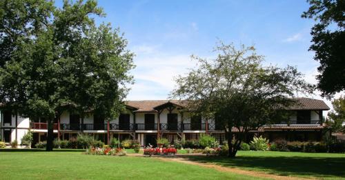 Sabres Hotel | Auberge des Pins - Teritoria