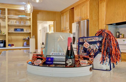Grove Hill House | AUBURN CAMELLIA HOUSE! Game Day - w/rsvd downtown football parking, Graduations!