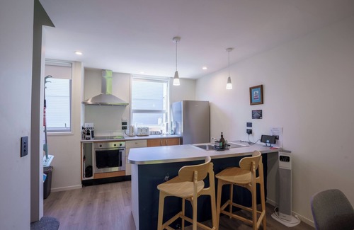 Parnell Apartment | Auckland City Escape: Modern Home with Spa Pool