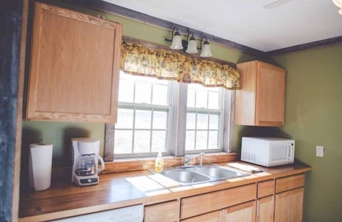 Jacksonville Cabin | Audrey's Abode - Restored log cabin, country setting, minutes from Jacksonvillen