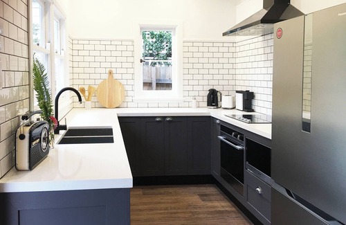Nowra House | AUDREY'S Five Star Cottage in great central location