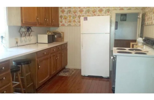 Put-in-Bay House | Aunt Jane's Yellow House downtown Great for Events