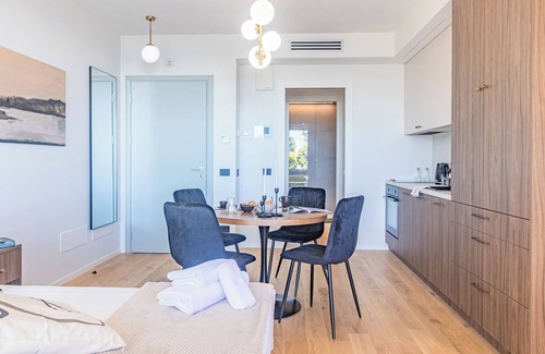 Como Apartment | Aurora Apartment - Studio Apartment, Sleeps 2