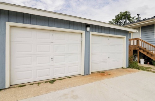 Aurora Apartment | Aurora Apartment W/Laundry, and Garage. Close to I-88 and Train Station